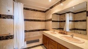 Bathtub, hair dryer, bidet, towels - Villa Sitges Corfou. 30 minutes walk to the beach. Warm and welcoming. View. (Sitges)