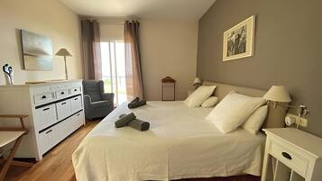 4 bedrooms, desk, iron/ironing board, free WiFi