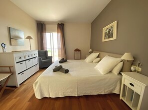 5 bedrooms, desk, iron/ironing board, free WiFi - Villa Sitges Corfou. 30 minutes walk to the beach. Warm and welcoming. View. (Sitges)