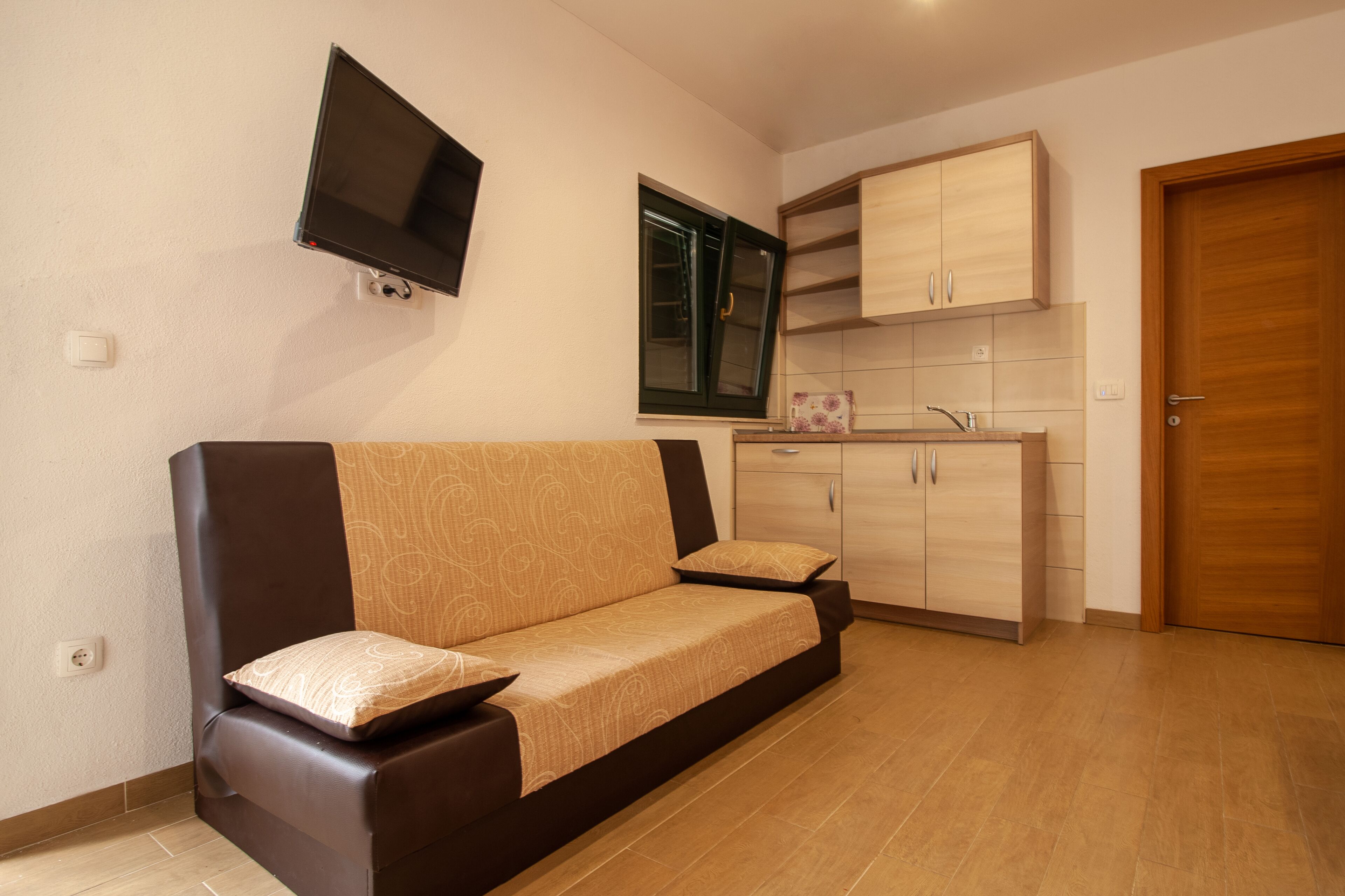 Studio, Partial Sea View (5 Bed) | Desk, free WiFi, bed sheets