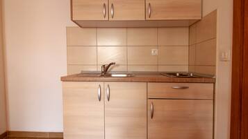 Fridge, stovetop, electric kettle, cookware/dishes/utensils