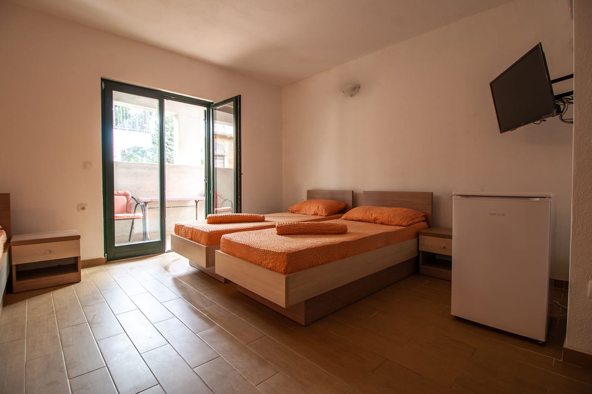Studio, Partial Sea View (4 Bed)