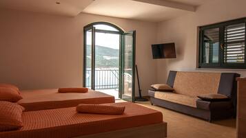 Studio, Sea View (5 Bed) | Desk, free WiFi, bed sheets