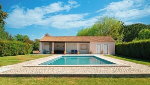 A two-story house with a swimming pool in front. - Casa da Avó Genoveva (Tomar)