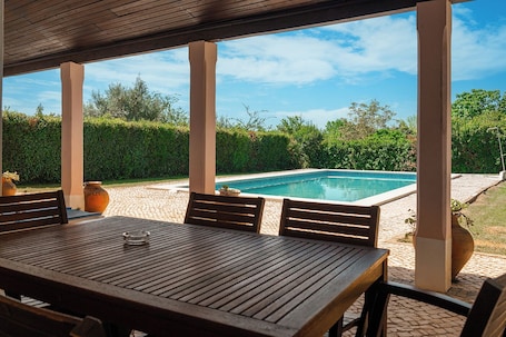 Piscina externa sazonal, funciona das 7h30 às 22h, espreguiçadeiras