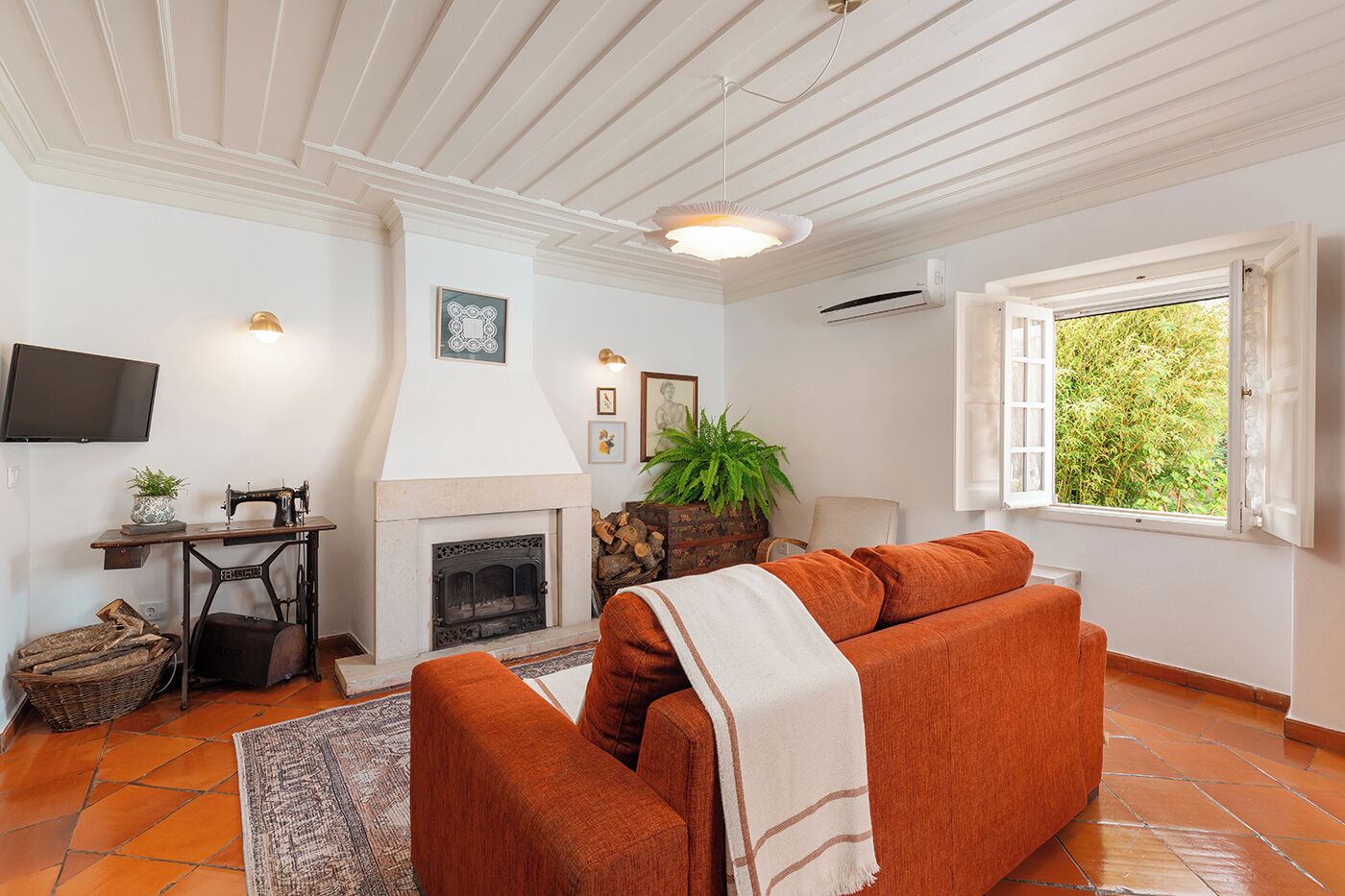 Apartment, 1 Bedroom (T1) | Living area | Flat-screen TV