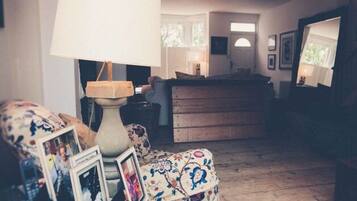 House, Multiple Beds | Living room | 30-inch TV with satellite channels