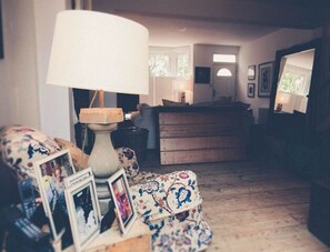 Casa, varias camas | Sala de estar | Televisión de 30 pulgadas con canales vía satélite 