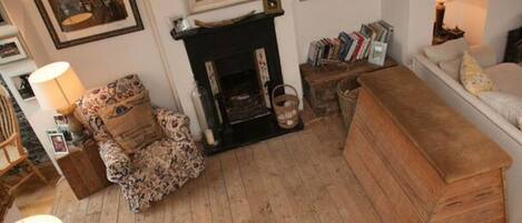 House, Multiple Beds | Living room | 30-inch TV with satellite channels