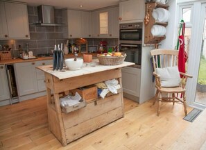 Casa, varias camas | Cocina privada | Refrigerador, microondas, horno y parrilla de estufa 