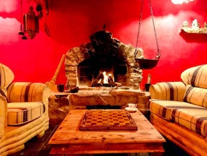 Casa, várias camas | Sala de estar | Lareira