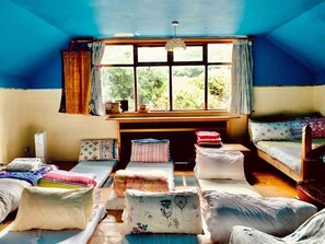 Rumah, Beberapa Tempat Tidur | 5 kamar tidur, setrika/meja setrika, Wi-Fi gratis, dan seprai linen