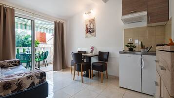 Apartment, Sea View | Private kitchenette | Fridge, stovetop, cookware/dishes/utensils