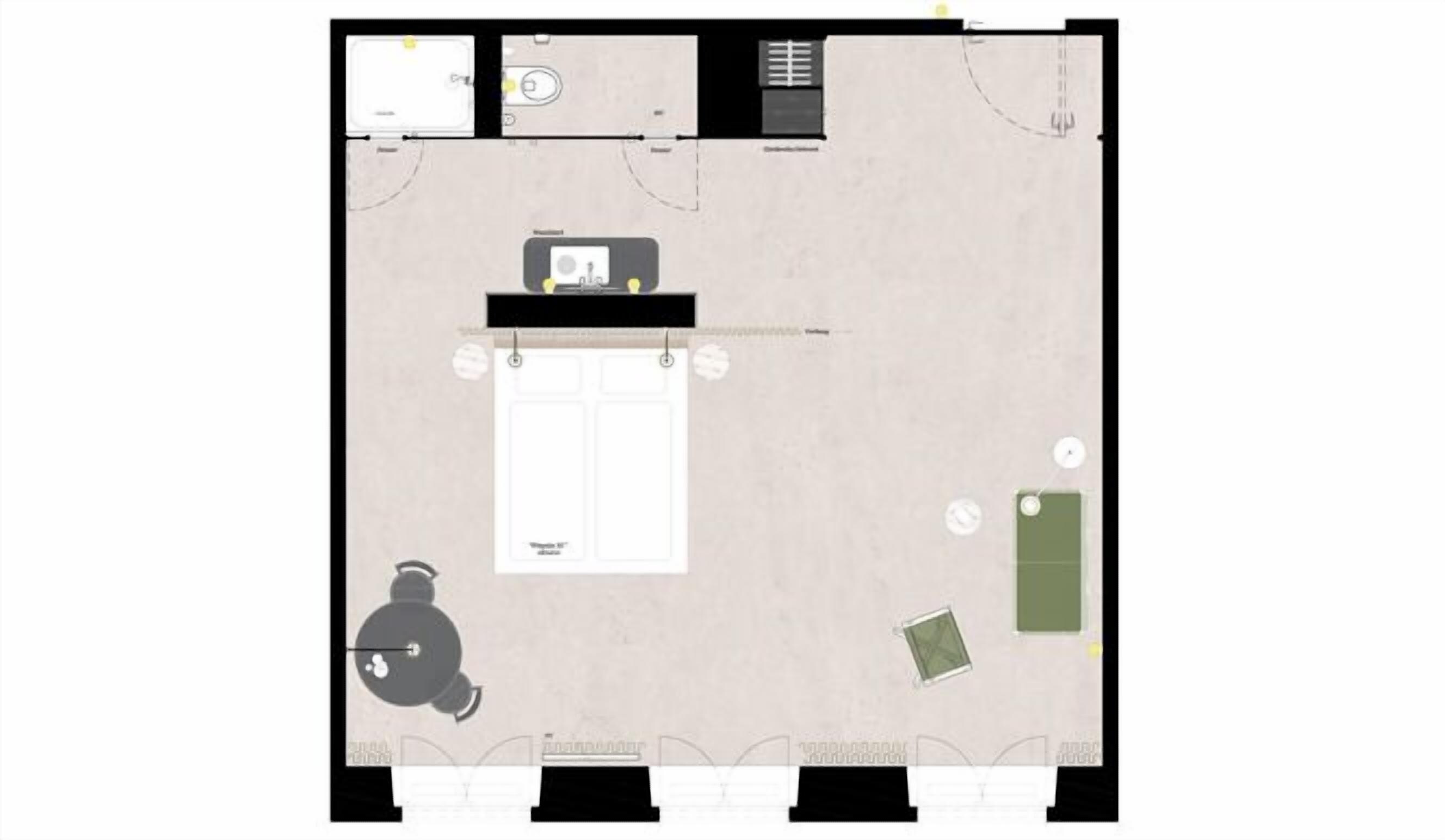 Disposição de um quarto de hotel, incluindo uma cama, escrivaninha, cadeira, armário, mesa pequena e lixeira.