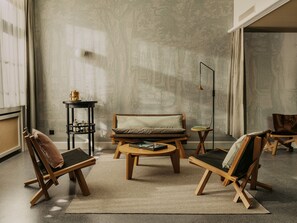 Suite Junior | Area keluarga | Televisi layar datar 43-inci dengan saluran TV satelit dan TV