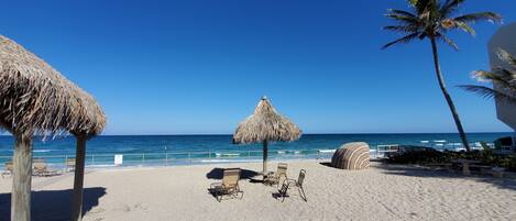 Sur la plage, chaise longue, serviettes de plage