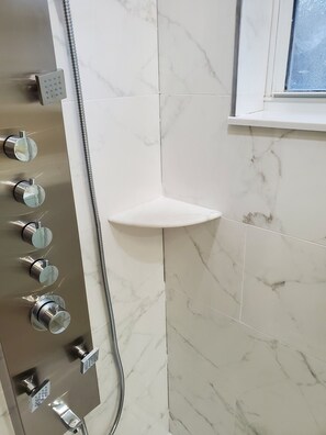 Dusche, Haartrockner, Handtücher, Seife