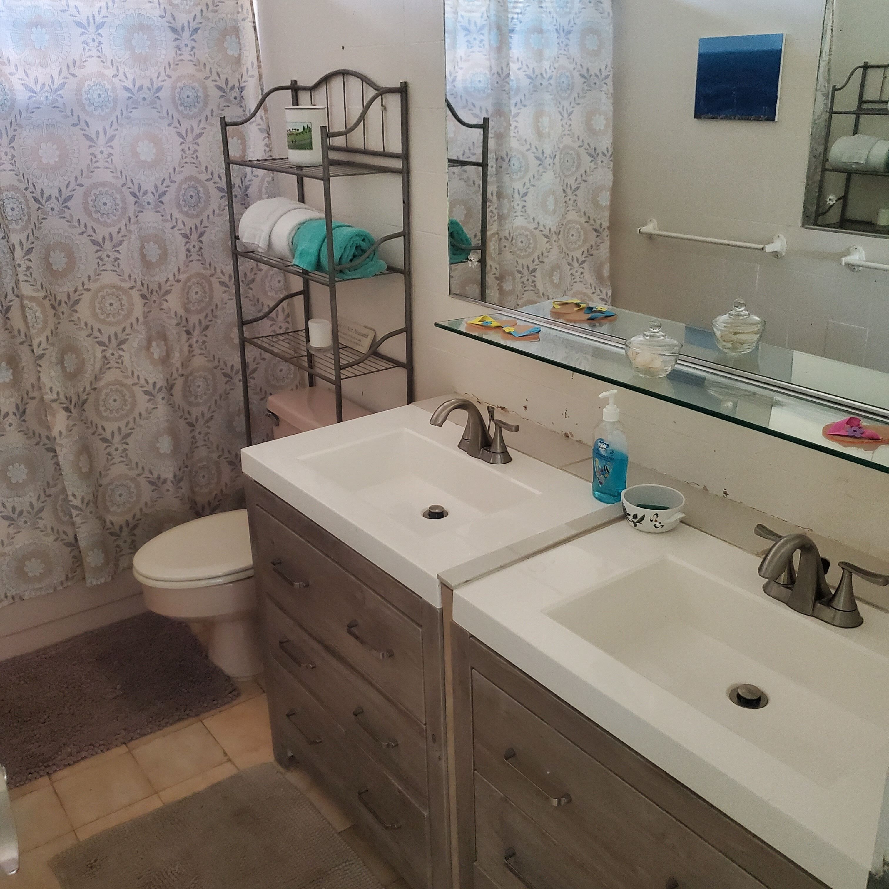 Regadera, toallas, papel de baño 