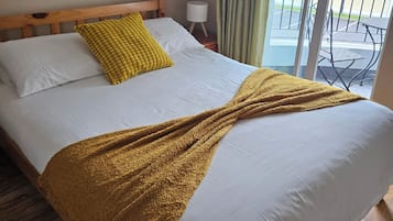 6 kamar tidur, setrika/meja setrika, Wi-Fi gratis, dan seprai linen