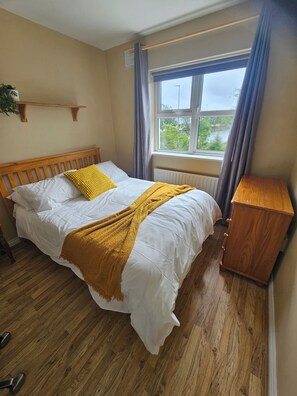 6 bedrooms, iron/ironing board, free WiFi, bed sheets - The Yellow Bollard Galway (Galway)