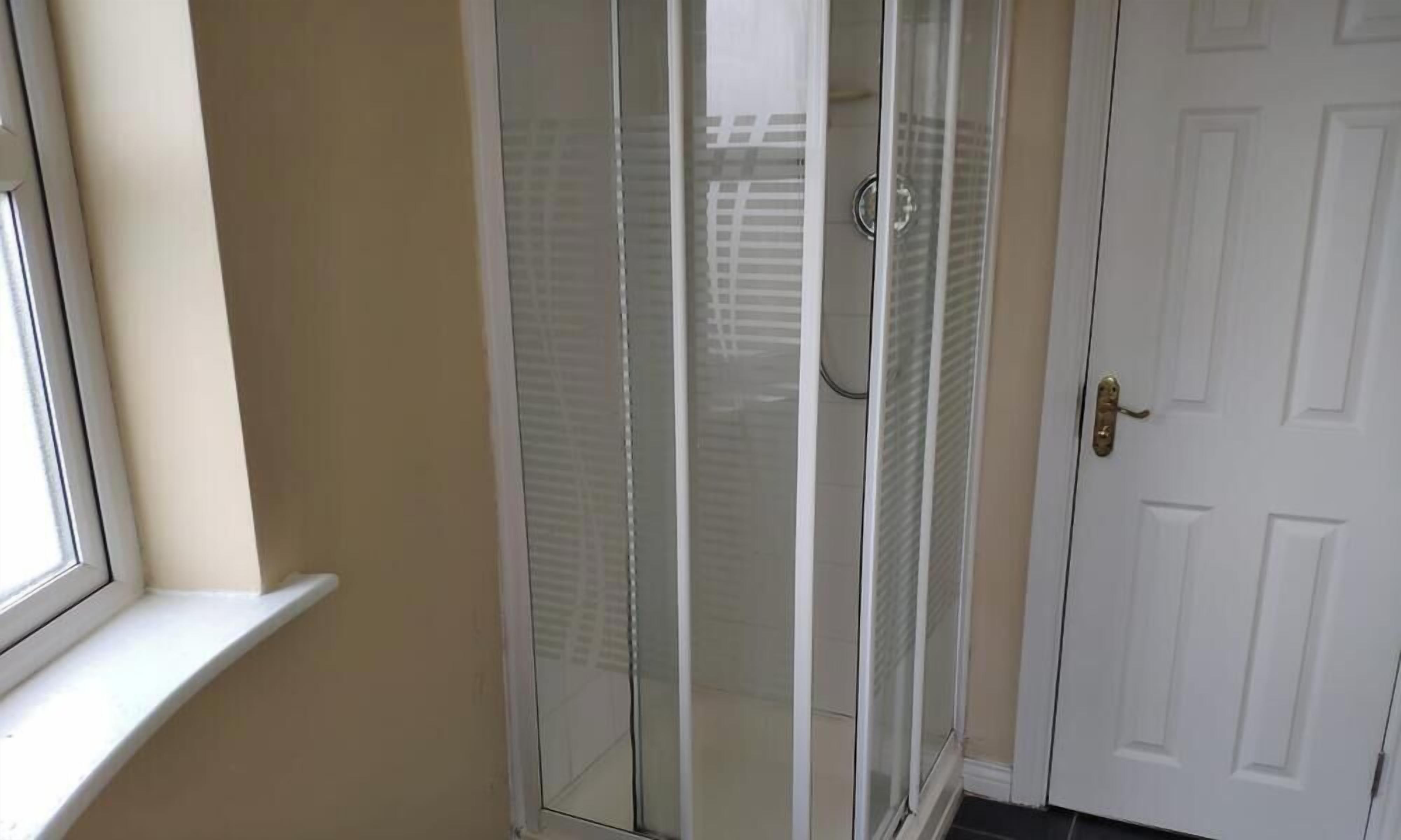 Kombinasi shower/bathtub, bathtub besar, pengering rambut, dan handuk