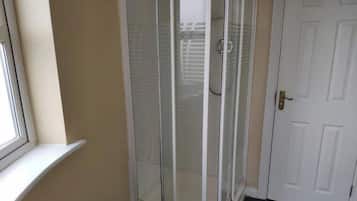 Kombinasi shower/bathtub, bathtub besar, pengering rambut, dan handuk
