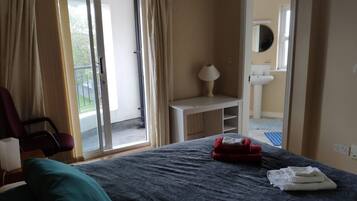 House | 6 bedrooms, iron/ironing board, free WiFi, bed sheets