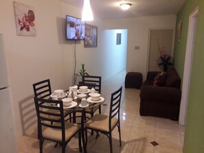 Comfort House | In-room dining - Trupsi Elegant home (Kingston)