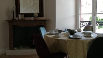 Comfort Triple Room | Living area | Flat-screen TV