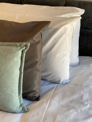 2 عدّة غرف نوم ومكواة/لوح كي وواي فاي وملاءات أسرّة