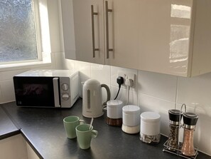 Kühlschrank, Mikrowelle, Wasserkocher, Kochgeschirr/Geschirr/Besteck