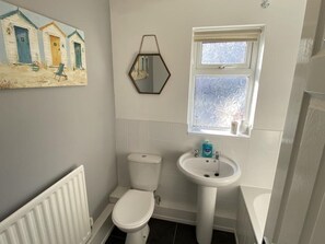 Combined shower/tub, towels, toilet paper