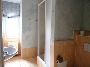 Une salle de bain avec une douche, un lavabo et des toilettes.