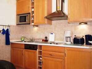 Refrigerador, microondas, lavavajillas y cafetera y tetera 