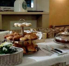 Tägliches Frühstücksbuffet gegen Gebühr