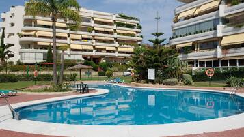 Een buitenzwembad, een verwarmd zwembad