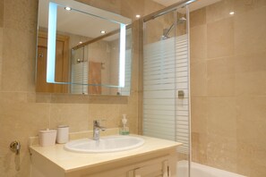 Ensemble douche/baignoire, sĂšche-cheveux, serviettes fournies, savon