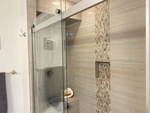 Combined shower/tub, rainfall showerhead, eco-friendly toiletries