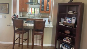 Coffee/tea maker, fridge, microwave, oven - Spacious centrally located peaceful house Red Rock views and a fenced dog yard! (Sedona)