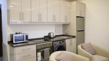 Refrigerador, microondas, horno, placa de cocina