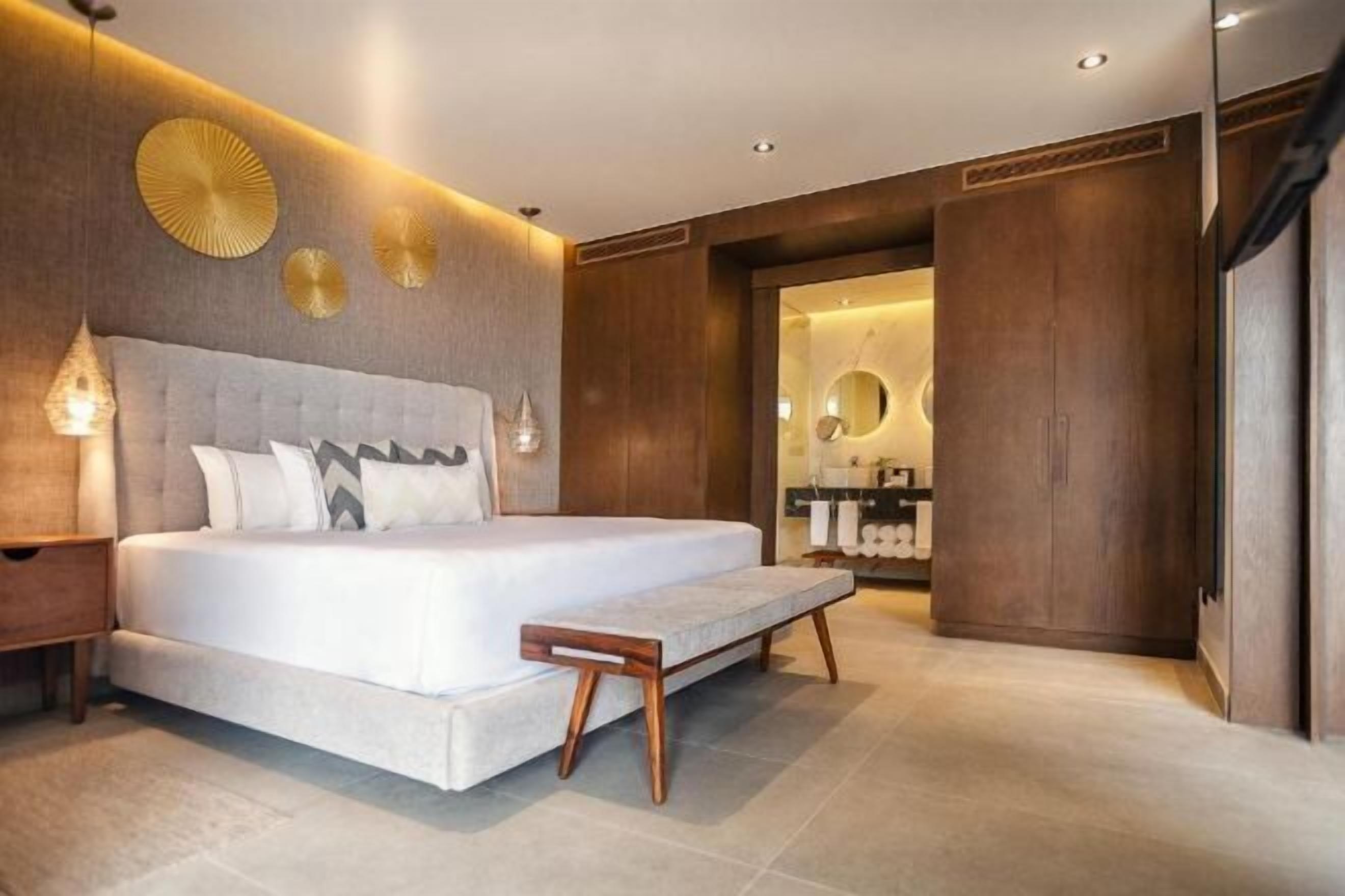 أغطية فراش متميزة وميني بار وخزنة داخل الغرفة ومكتب