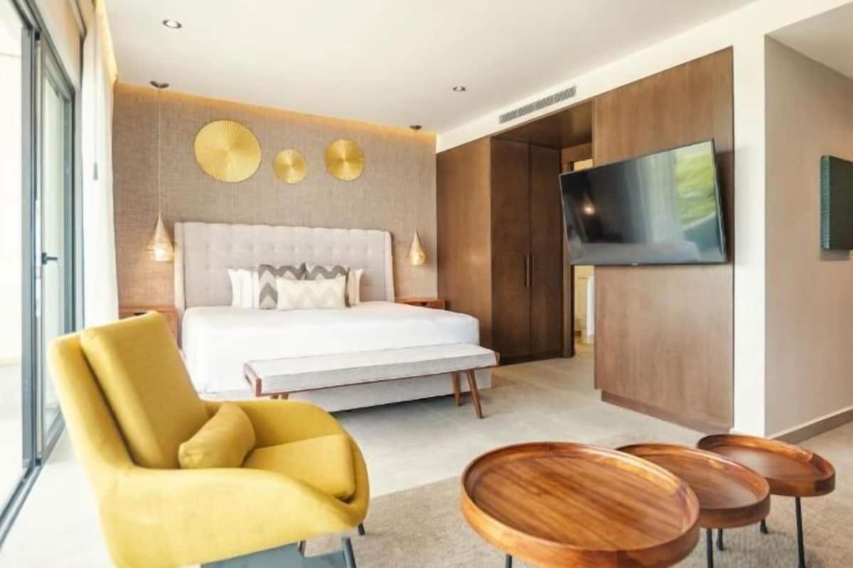 1 bedroom, premium bedding, minibar, in-room safe