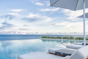 2 piscinas al aire libre (de 07:00 a 19:00), sombrillas, tumbonas