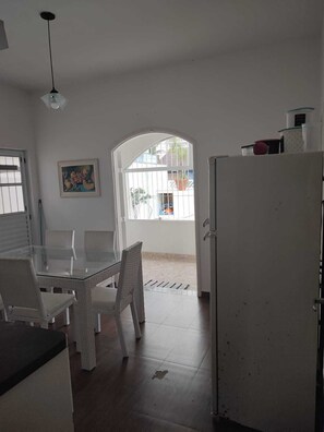 Shared kitchen - Jundu Beach Hostel (Bertioga)
