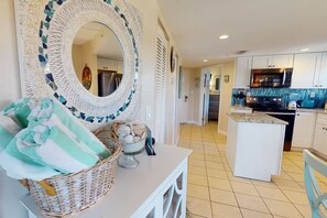 Refrigerador, microondas, lavavajillas y cafetera y tetera 