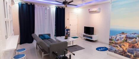 Casa clásica, 3 habitaciones | Área de sala de estar | Televisión de pantalla plana