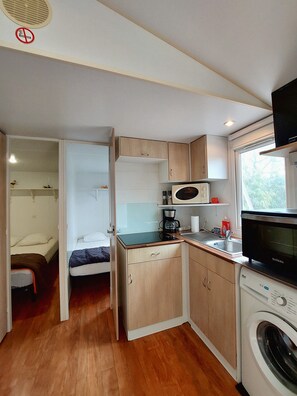 Fridge, microwave, oven, stovetop - REDUCTIONS : TO RENT MOBILE HOME IN LA COTINIERE (Saint-Pierre-d'Oléron)