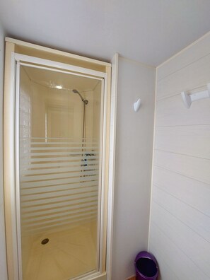 Dusche, Haartrockner, Toilettenpapier