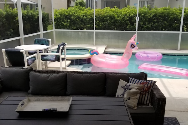 Een buitenzwembad, een verwarmd zwembad