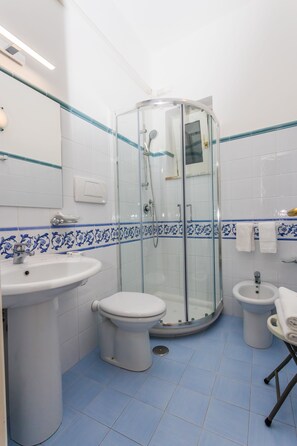 Suite junior | Baño | Ducha, artículos de higiene personal gratuitos y secador de pelo